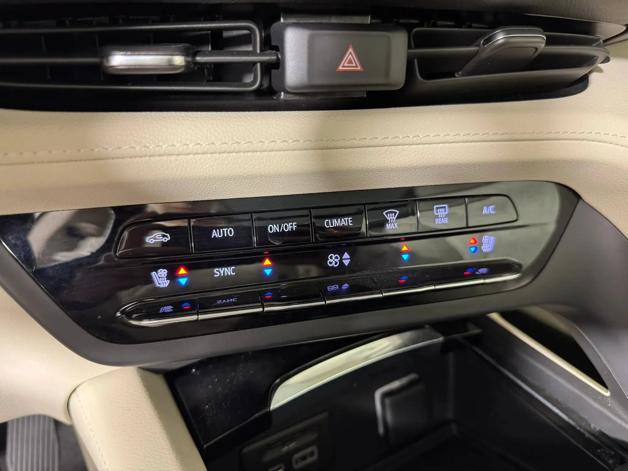 Used 2023 Buick Envision Avenir AWD/4WD image 21