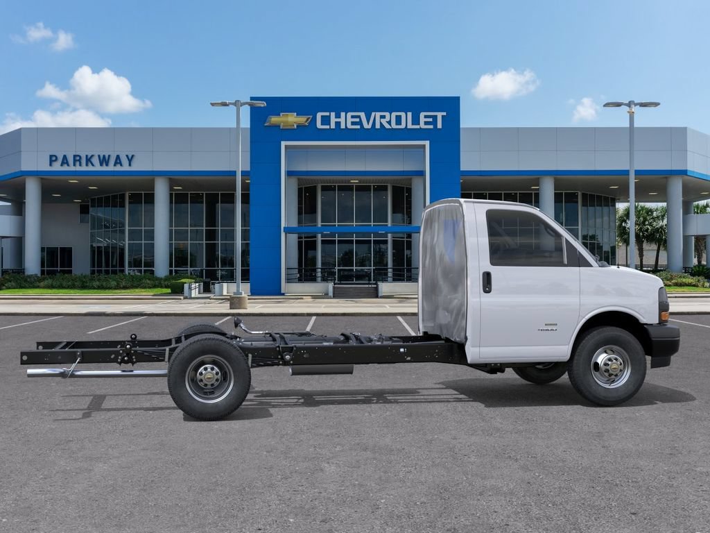 New 2026 Chevrolet Express 4500 w/ School Bus Package RWD image 5