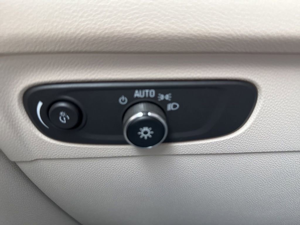 Used 2022 Buick Envision Essence w/ Safety Package image 57