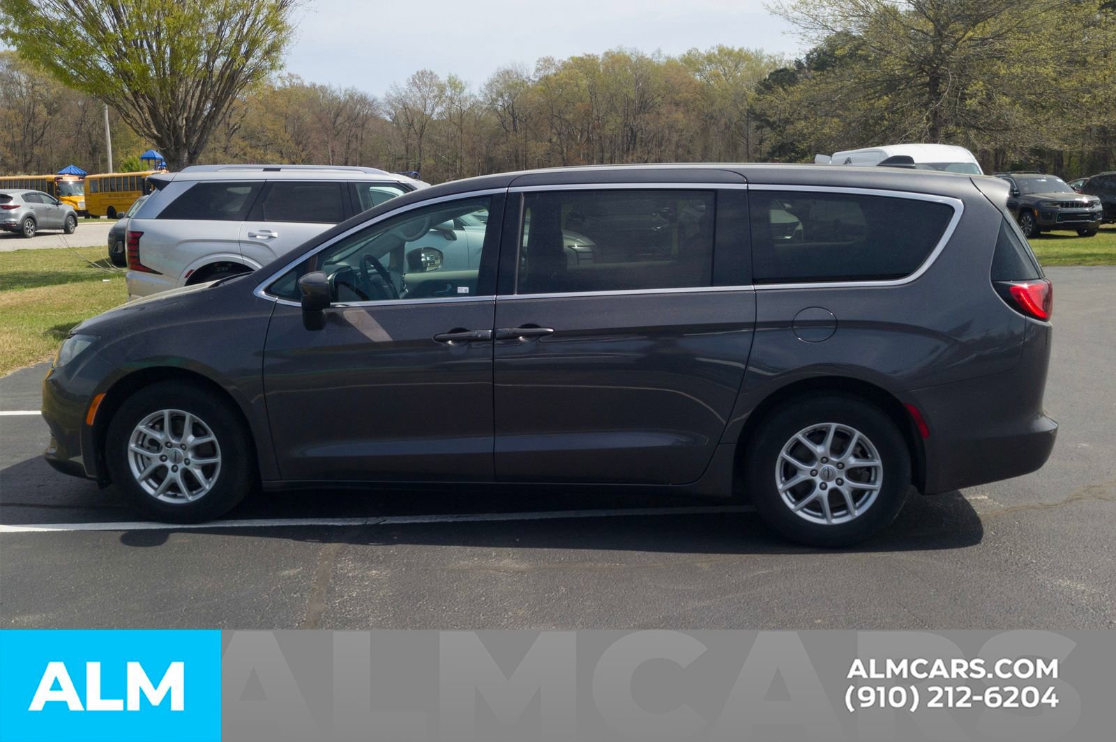 Used 2022 Chrysler Voyager LX image 12