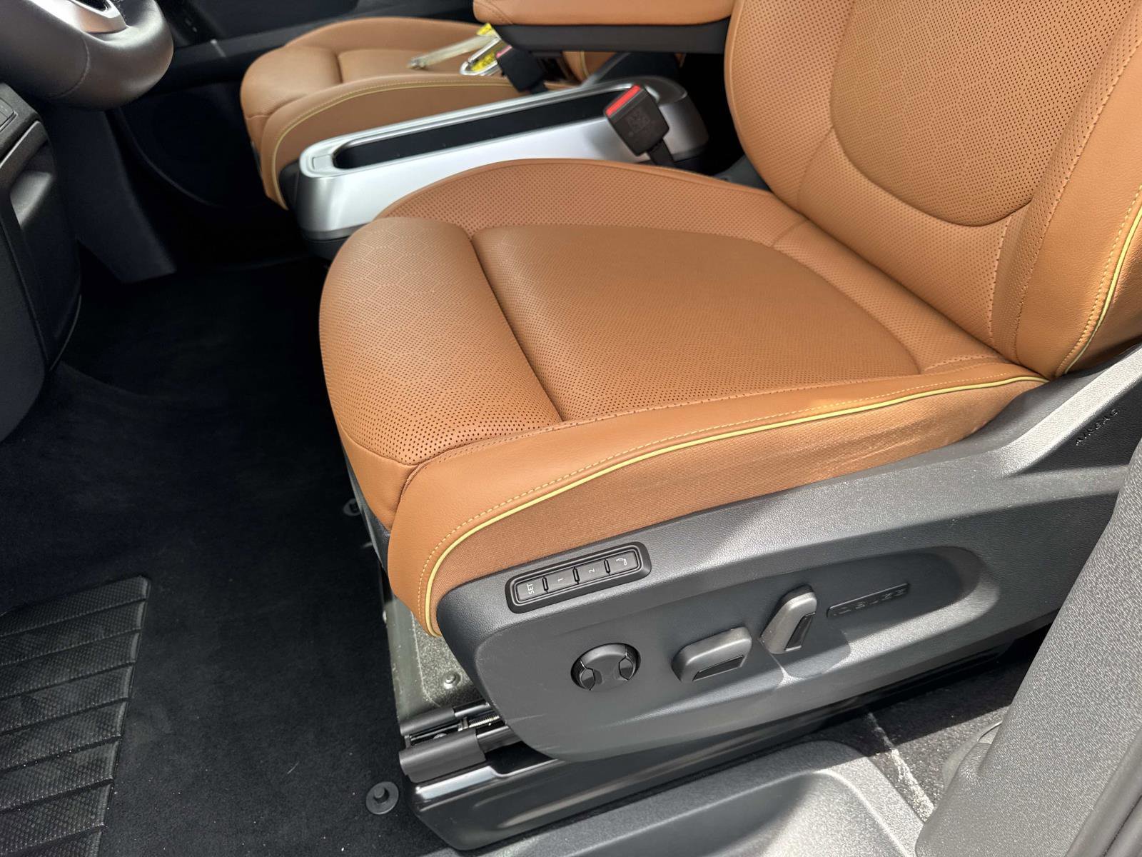Certified 2025 Volkswagen ID. Buzz Pro S Plus RWD image 14