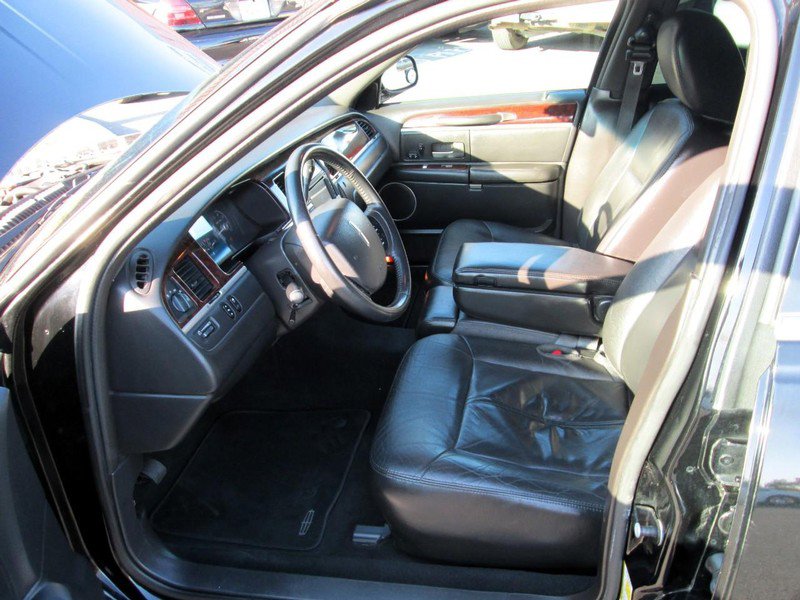 Used 2011 Lincoln Town Car Executive L image 14