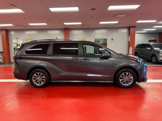 Certified 2025 Toyota Sienna XLE FWD image 3