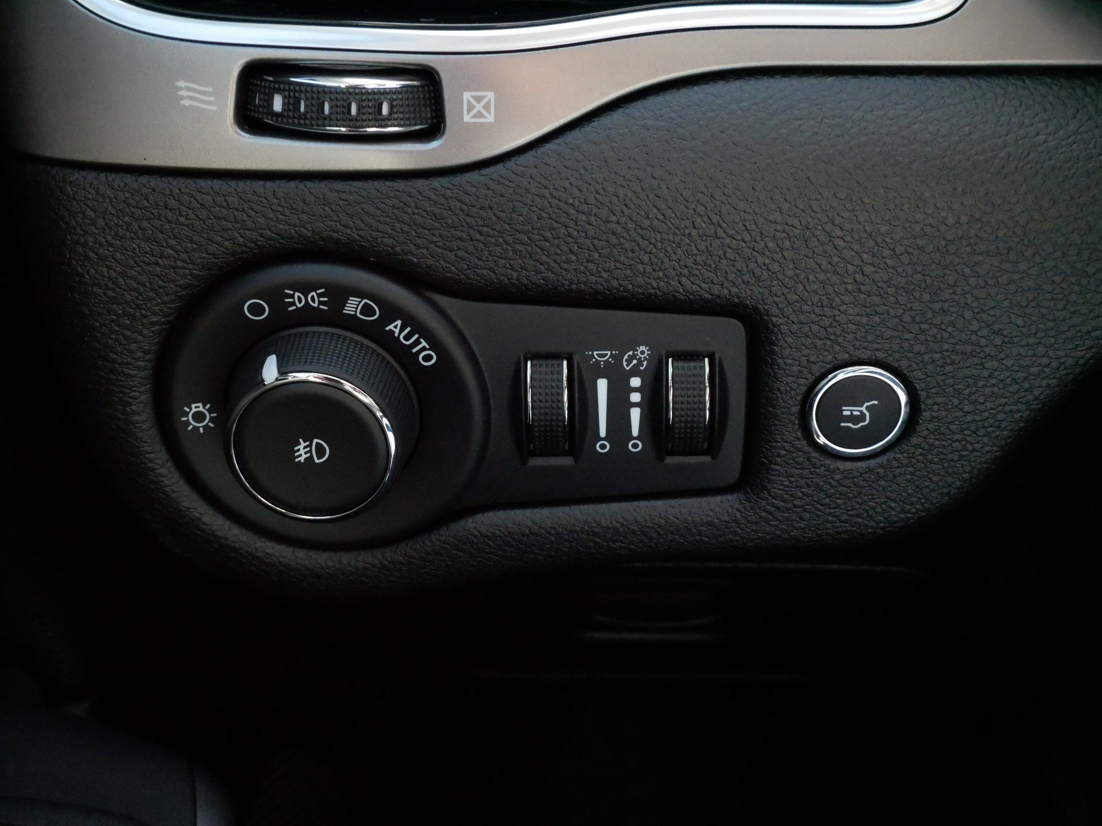 Used 2022 Jeep Cherokee Limited AWD/4WD image 26