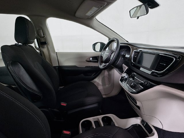 Used 2022 Chrysler Voyager LX FWD image 26