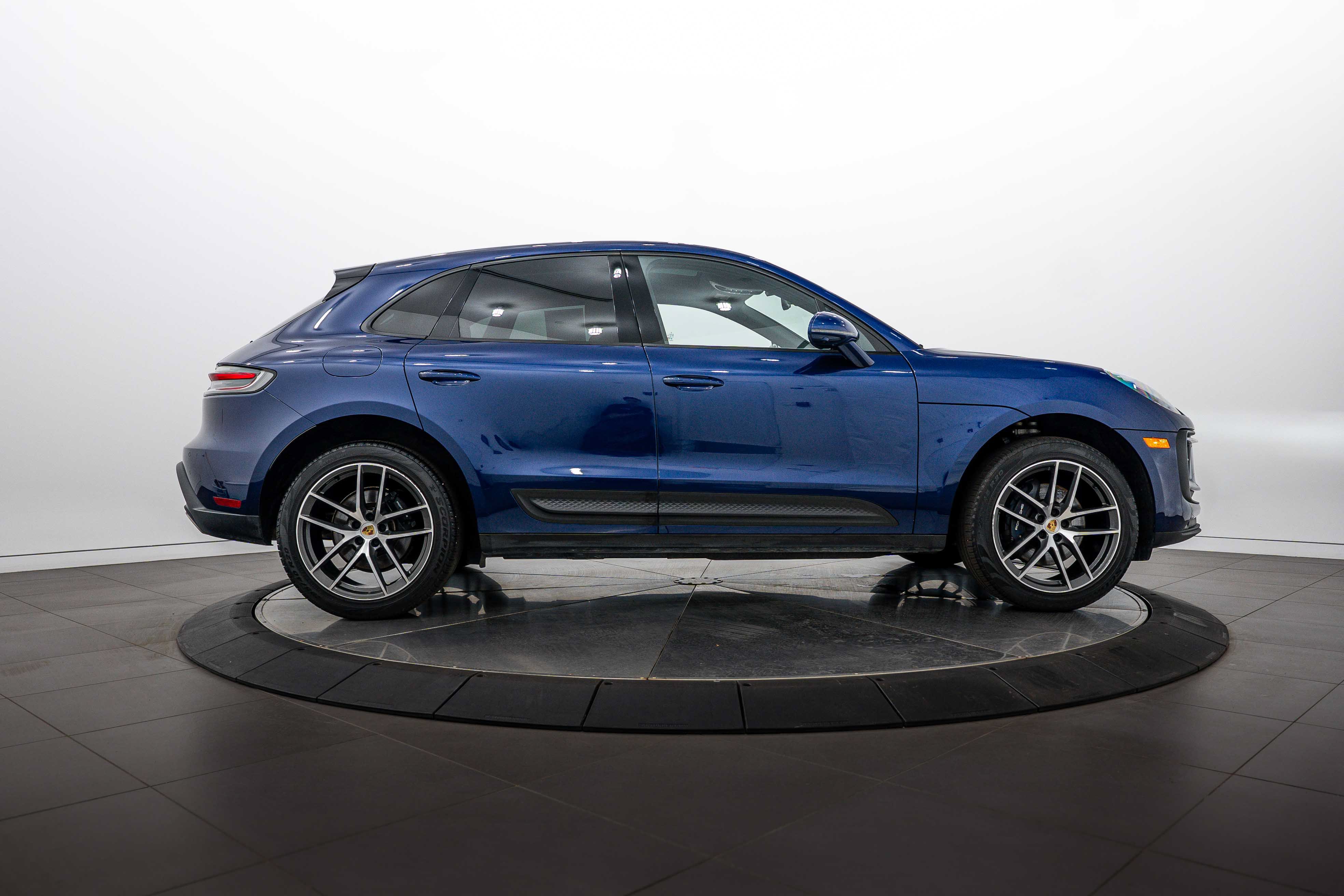 Certified 2024 Porsche Macan AWD/4WD image 8