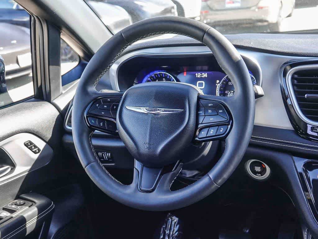 Used 2025 Chrysler Pacifica Limited FWD image 14