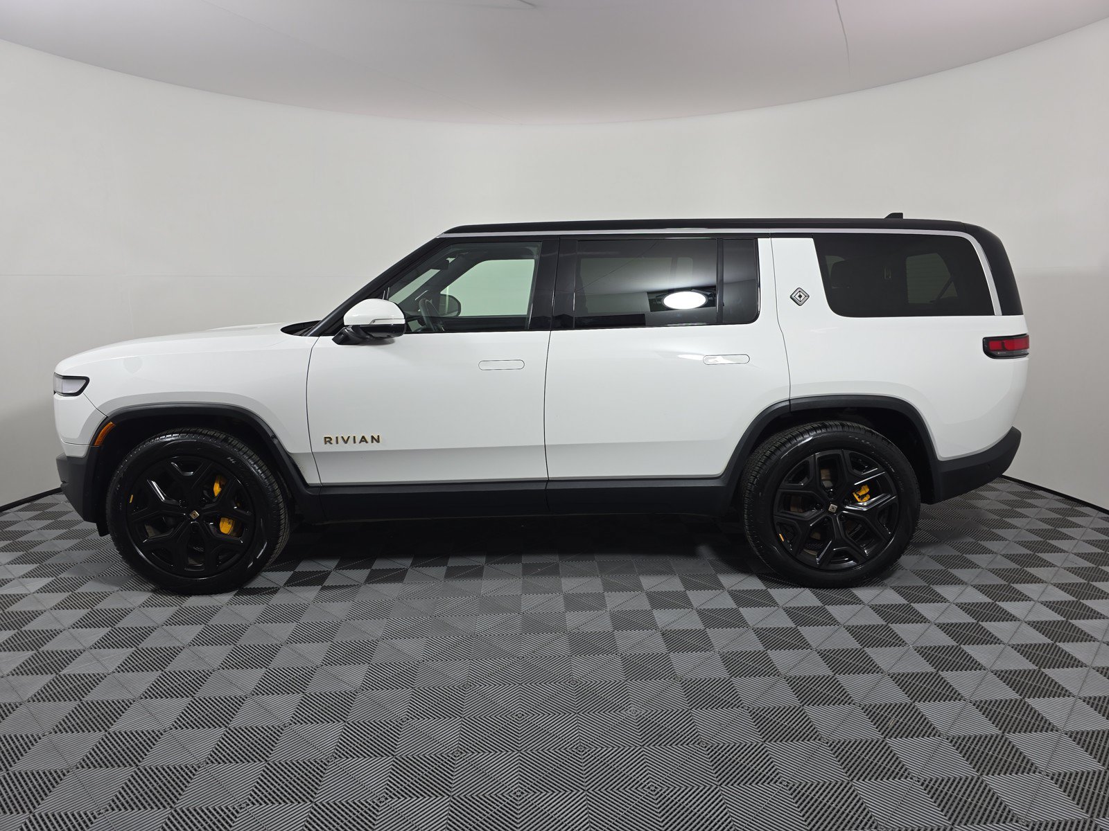 Used 2023 Rivian R1S Adventure AWD/4WD image 2