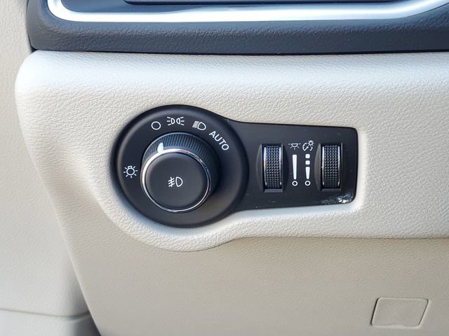 Used 2017 Chrysler Pacifica Touring-L Plus w/ Tire & Wheel Group image 16