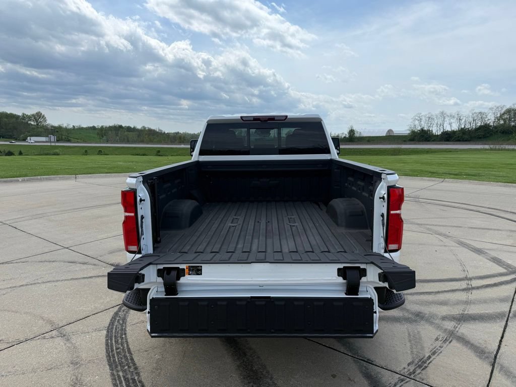Used 2025 Chevrolet Silverado 2500 High Country w/ Technology Package AWD/4WD image 4