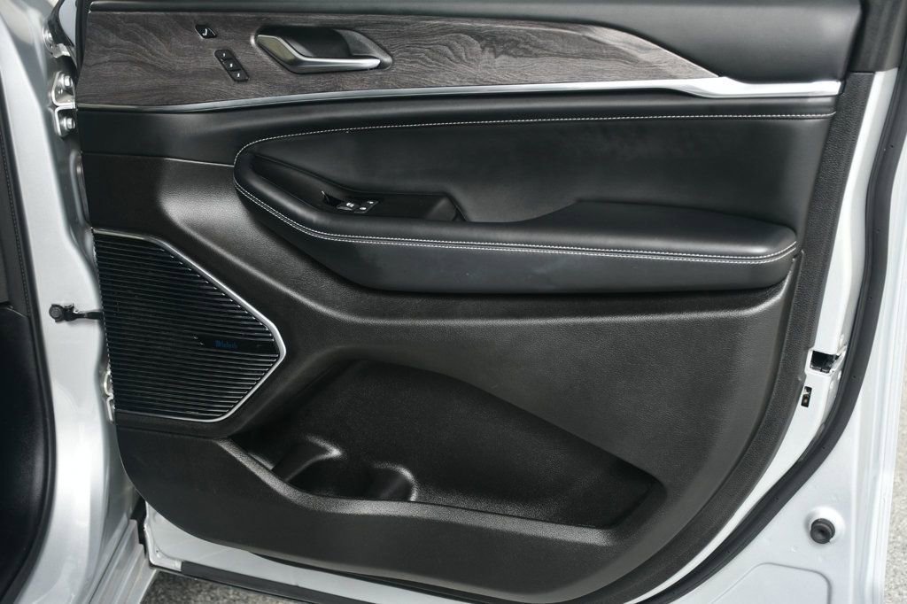 Used 2021 Jeep Grand Cherokee L Overland w/ Luxury Tech Group IV image 24