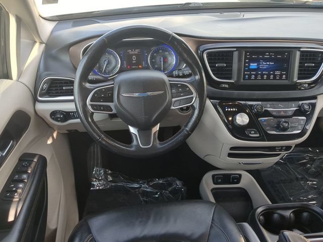 Used 2019 Chrysler Pacifica Touring-L FWD image 16