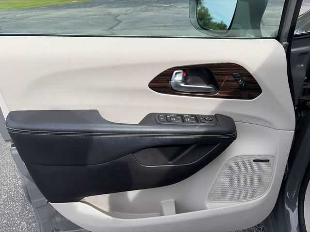 Used 2022 Chrysler Pacifica Limited FWD image 16