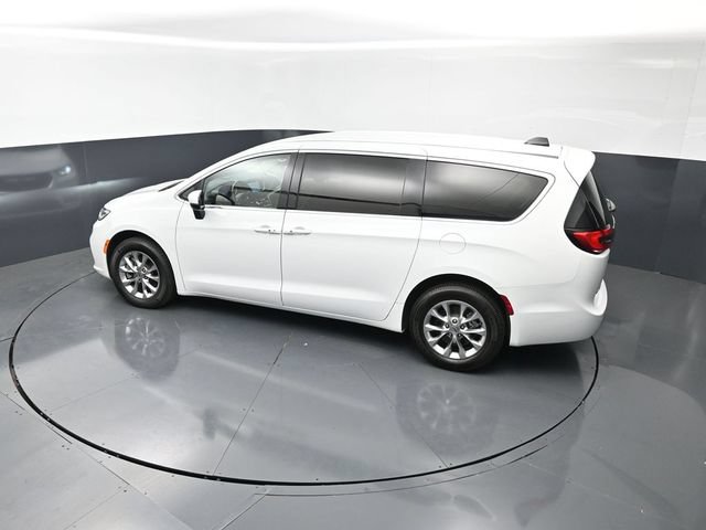 Used 2023 Chrysler Pacifica Touring-L AWD/4WD image 16