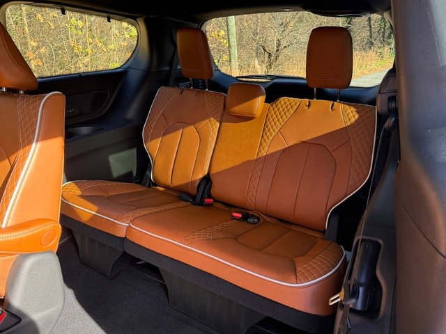 New 2026 Chrysler Pacifica Pinnacle image 18