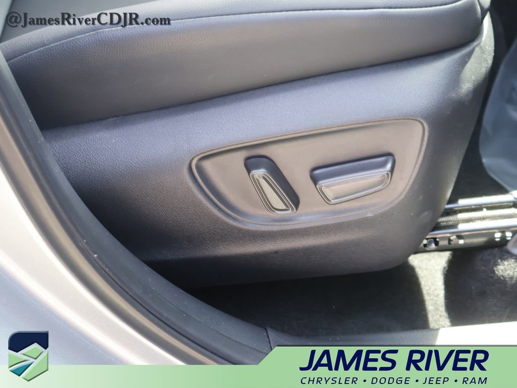 Used 2025 Toyota Highlander XLE image 10