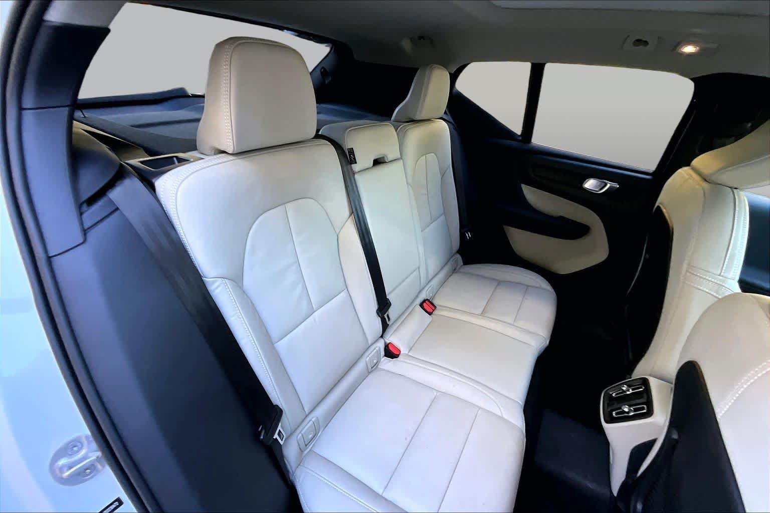 Certified 2024 Volvo XC40 B5 Plus w/ Protection Package Premier AWD/4WD image 19