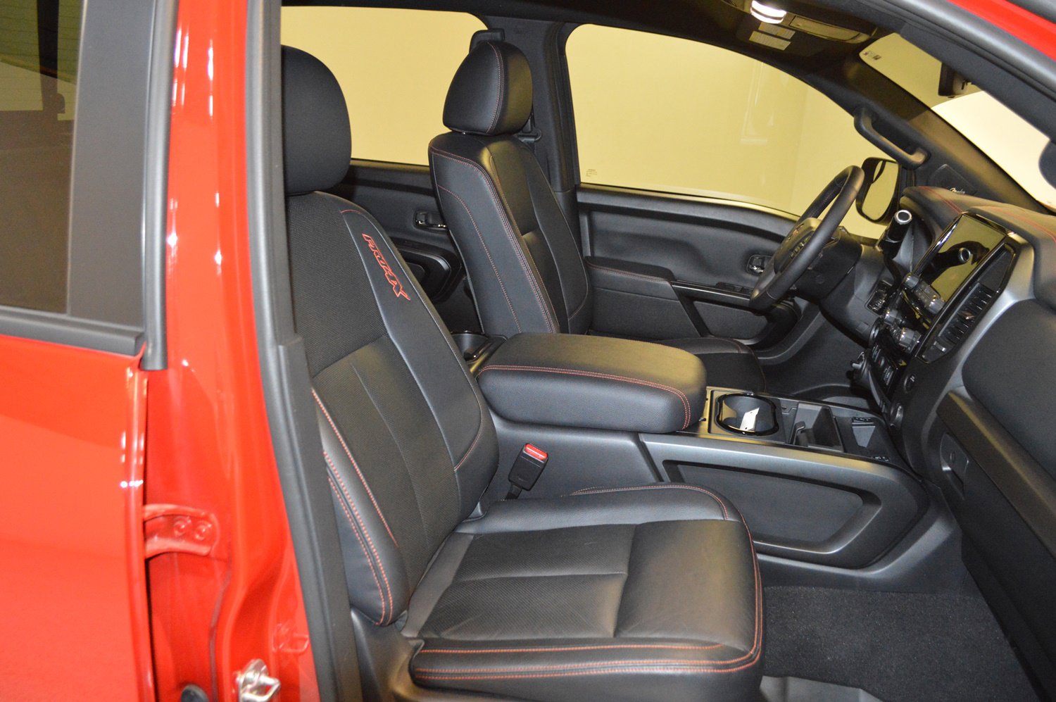 Used 2024 Nissan Titan PRO-4X w/ Pro-4x Convenience Package image 11