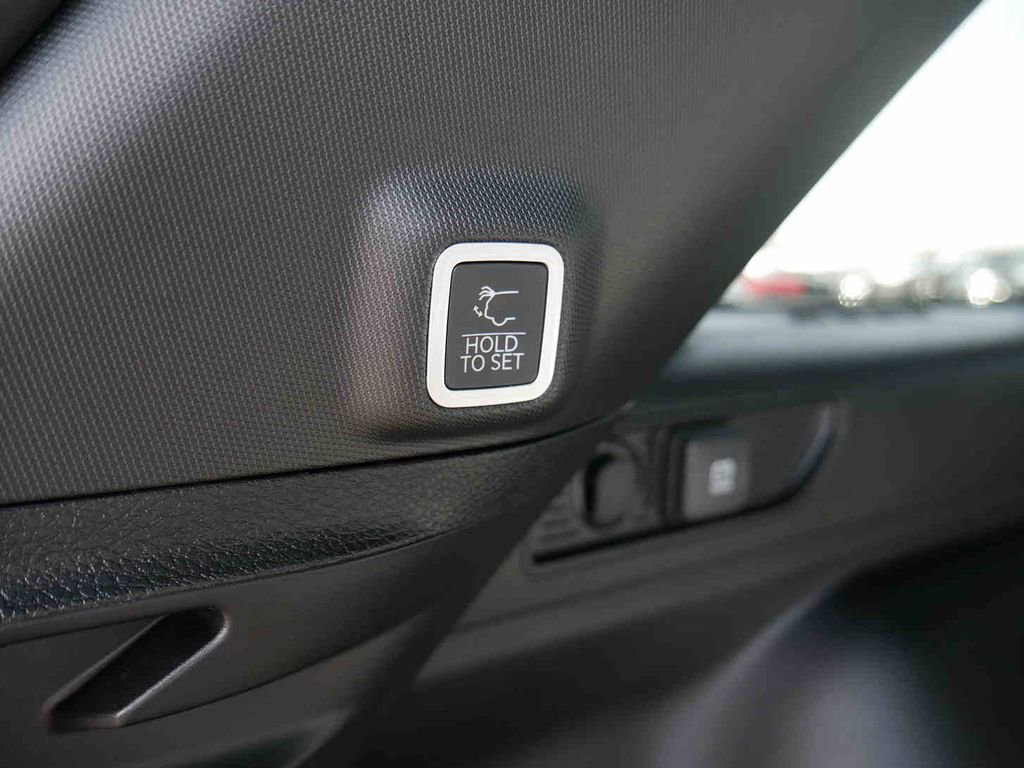 New 2025 Jeep Grand Cherokee Limited w/ Luxury Tech Group II image 8