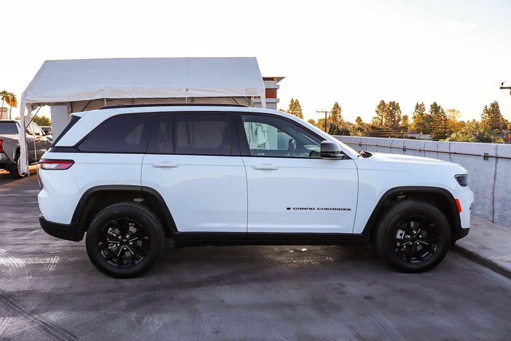Used 2025 Jeep Grand Cherokee Altitude AWD/4WD image 13