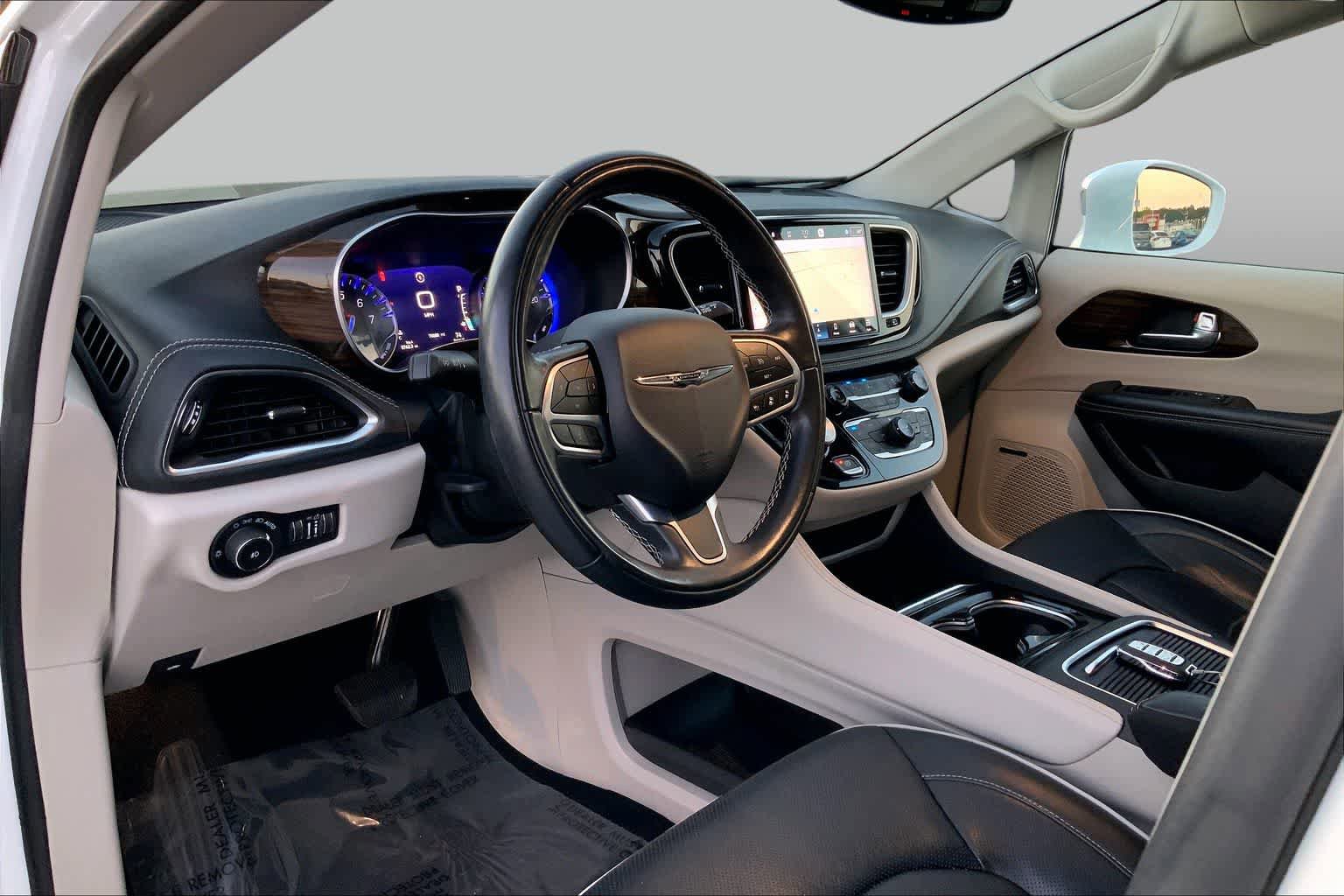 Used 2022 Chrysler Pacifica Limited FWD image 17