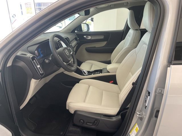 Certified 2025 Volvo XC40 B5 Plus image 7