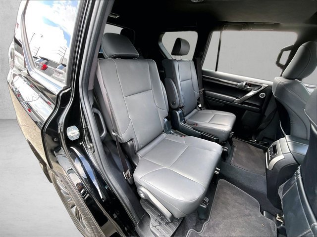 Used 2023 Lexus GX 460 Premium w/ Accessory Package AWD/4WD image 29