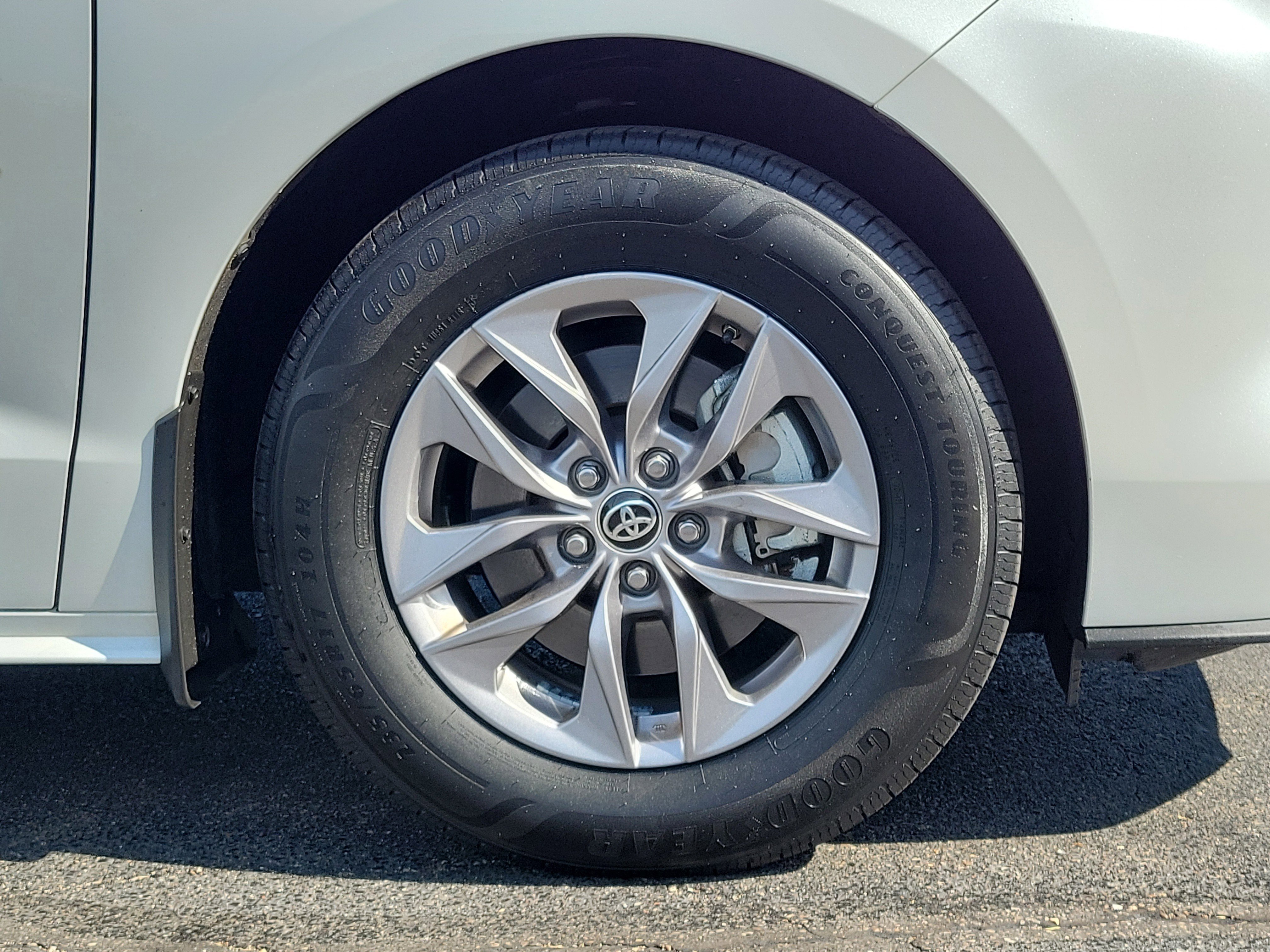 Used 2023 Toyota Sienna XLE w/ XLE Plus Package AWD/4WD image 5
