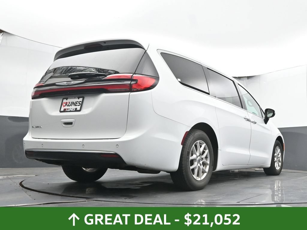 Used 2023 Chrysler Pacifica Touring-L FWD image 42