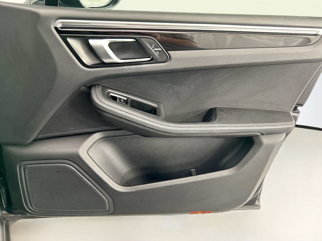 Certified 2024 Porsche Macan AWD/4WD image 25