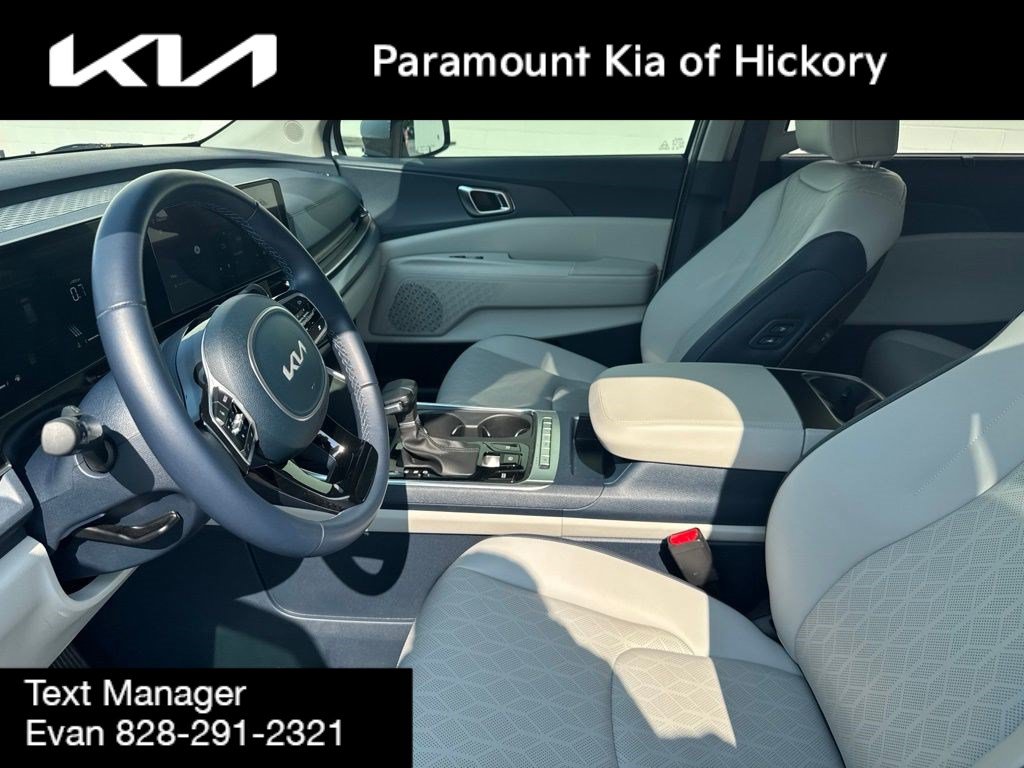 Used 2025 Kia Carnival EX FWD image 26