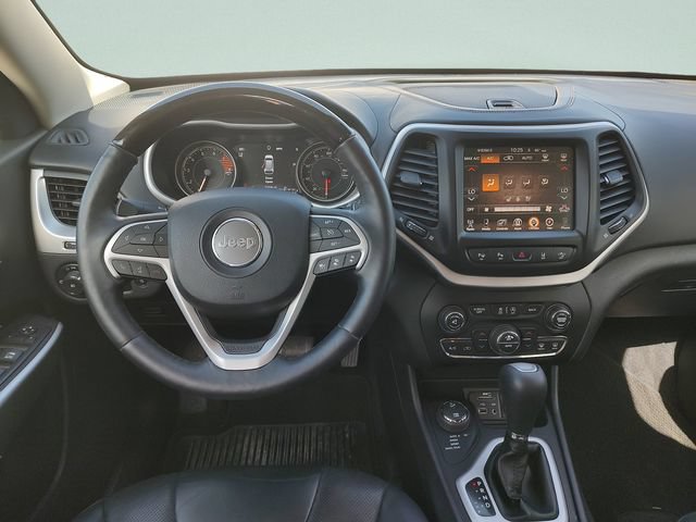 Used 2017 Jeep Cherokee Overland w/ Technology Group AWD/4WD image 10