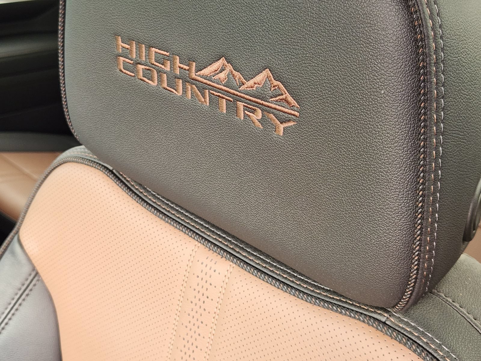 Used 2025 Chevrolet Silverado 2500 High Country w/ High Country Premium Package AWD/4WD image 16