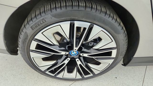 Used 2025 BMW i5 xDrive40 image 57