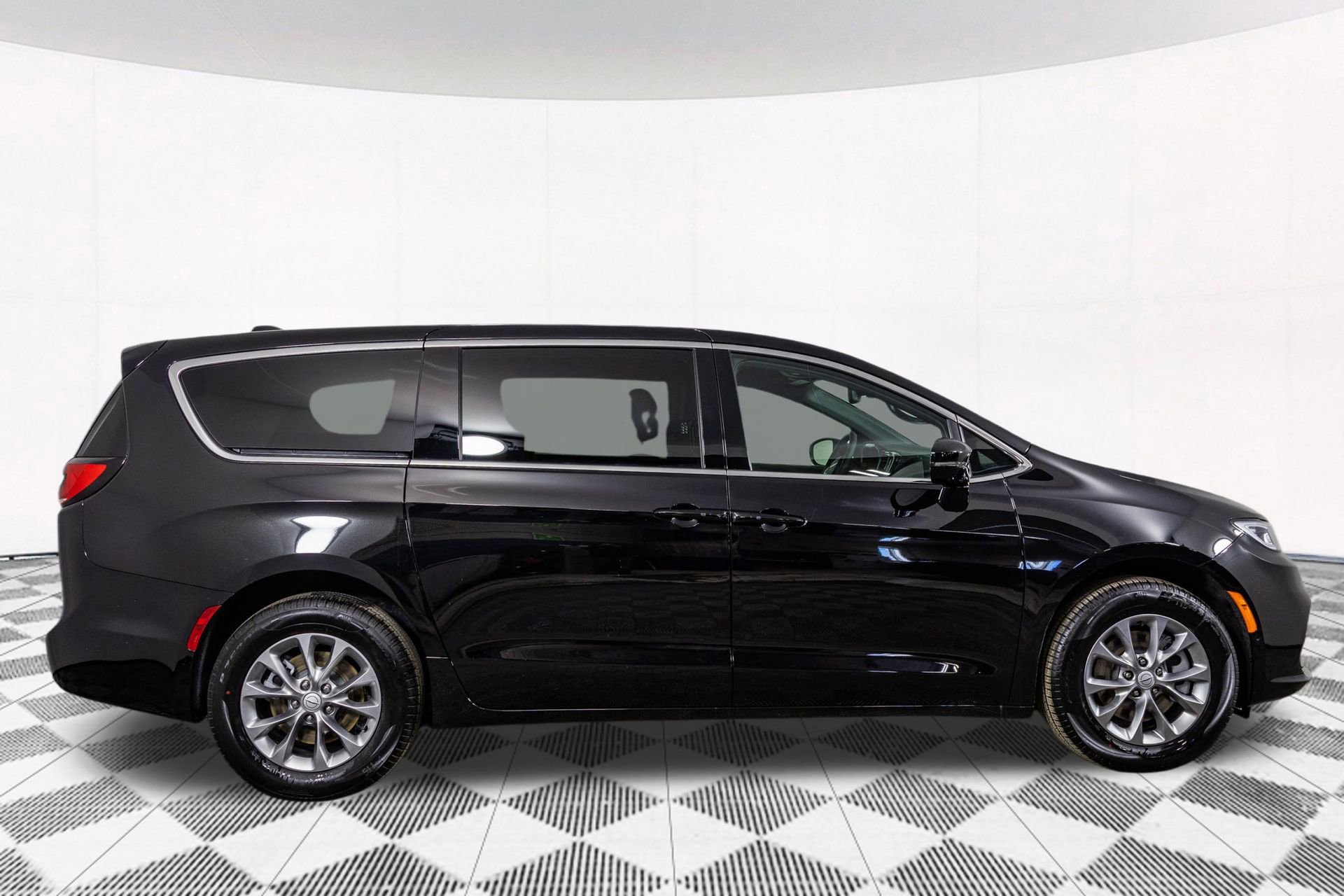 New 2026 Chrysler Pacifica Select AWD/4WD image 12