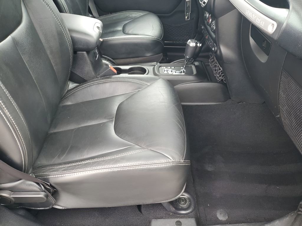 Used 2014 Jeep Wrangler Unlimited Sahara w/ Connectivity Group image 16