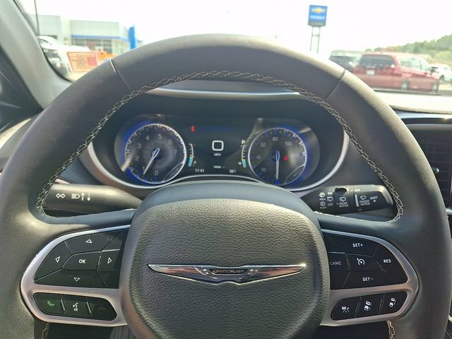 Used 2025 Chrysler Pacifica Select FWD image 19