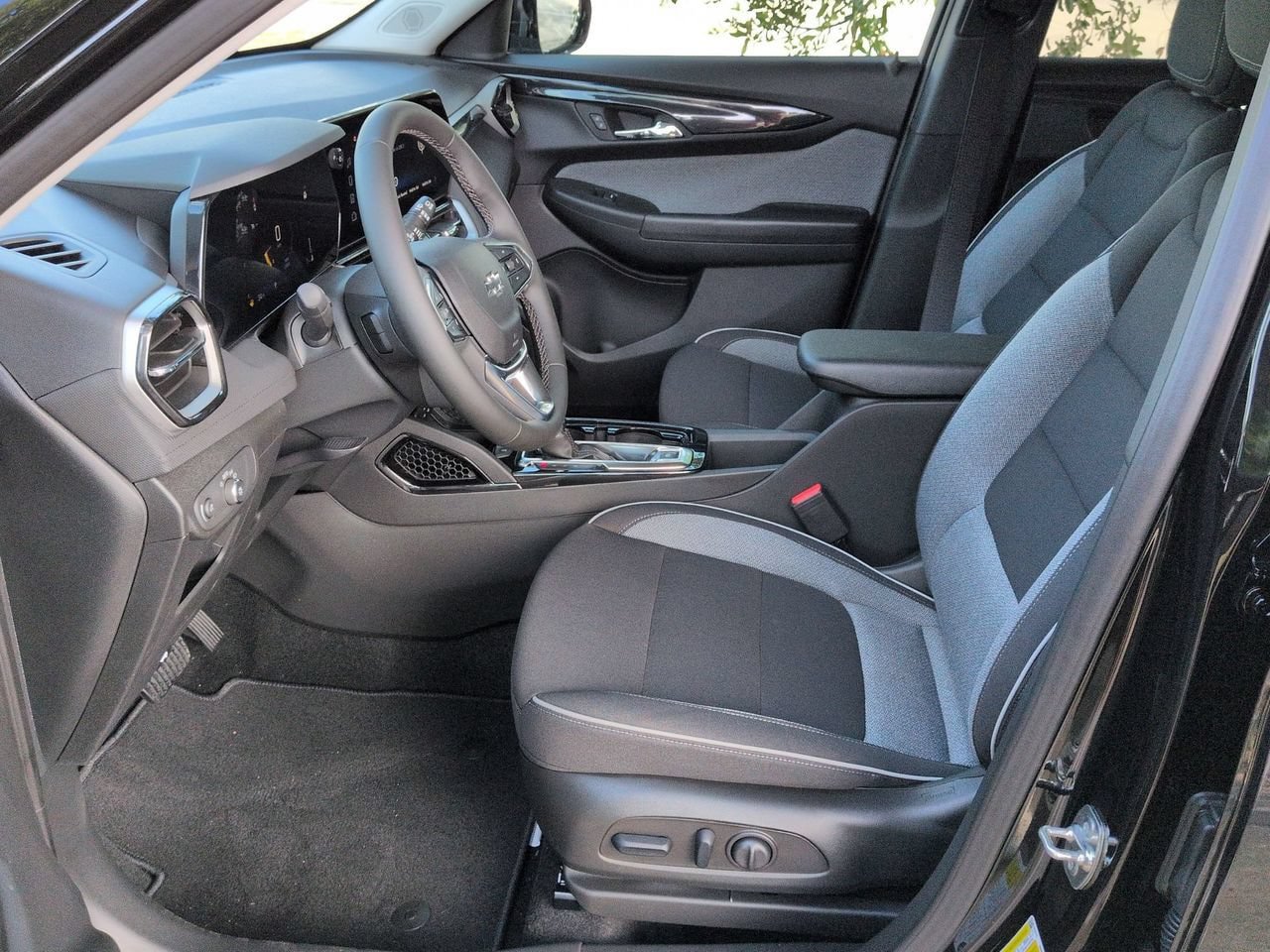 New 2026 Chevrolet TrailBlazer LT w/ Convenience Package FWD image 19