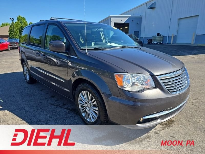 Used 2016 Chrysler Town & Country Touring FWD image 1