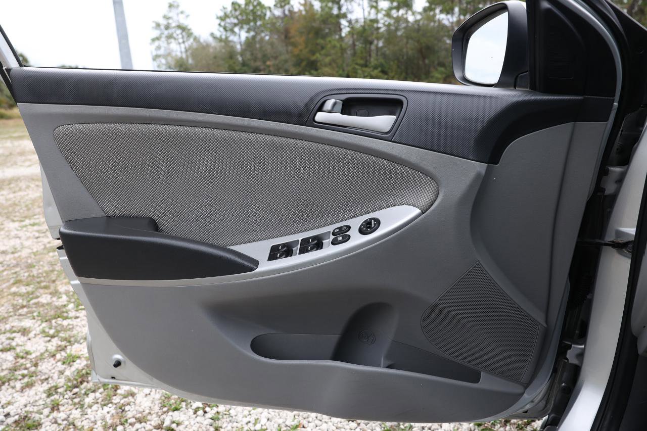 Used 2013 Hyundai Accent GLS image 35