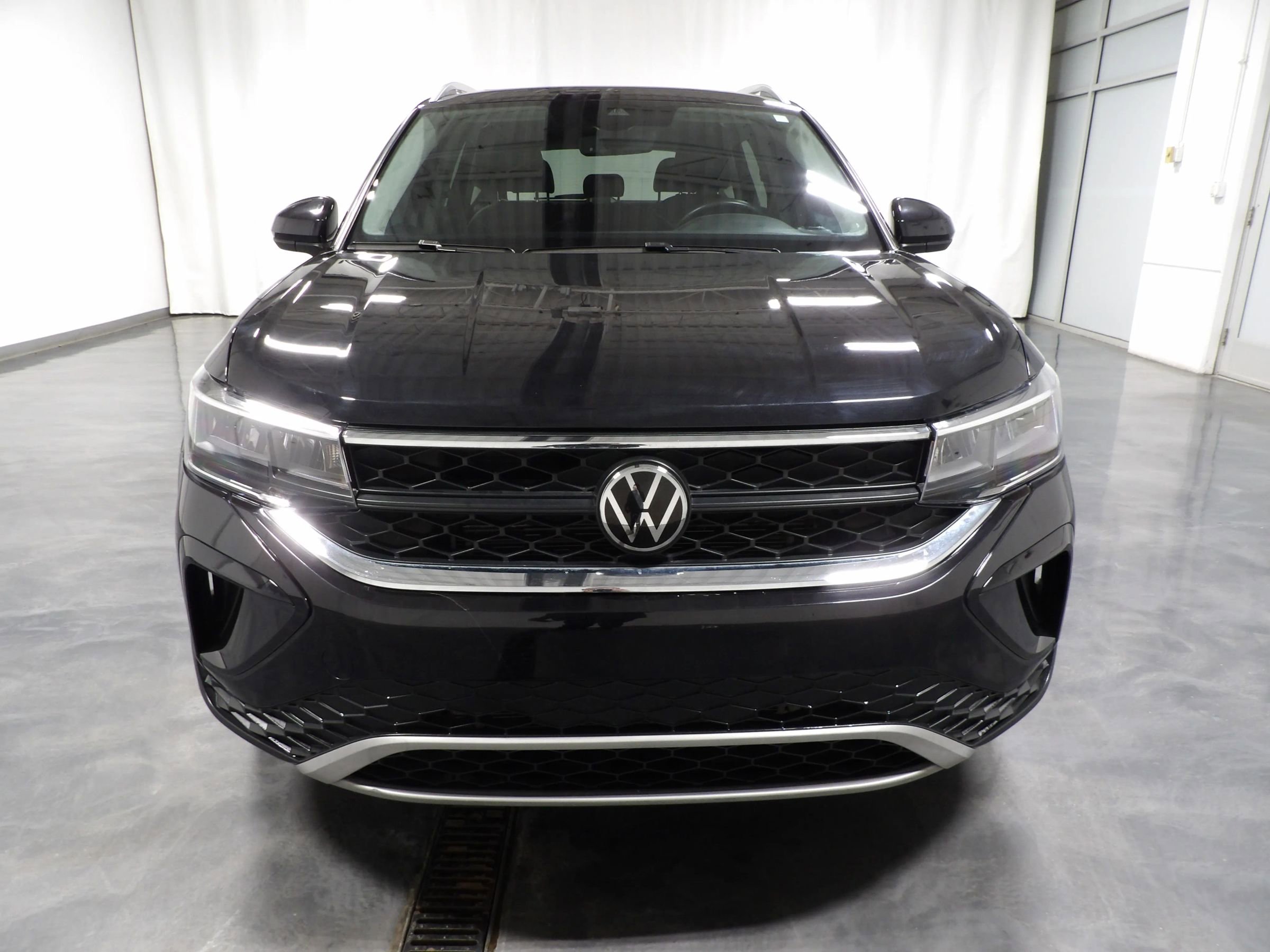 Used 2024 Volkswagen Taos SE w/ Panoramic Sunroof Package AWD/4WD image 3