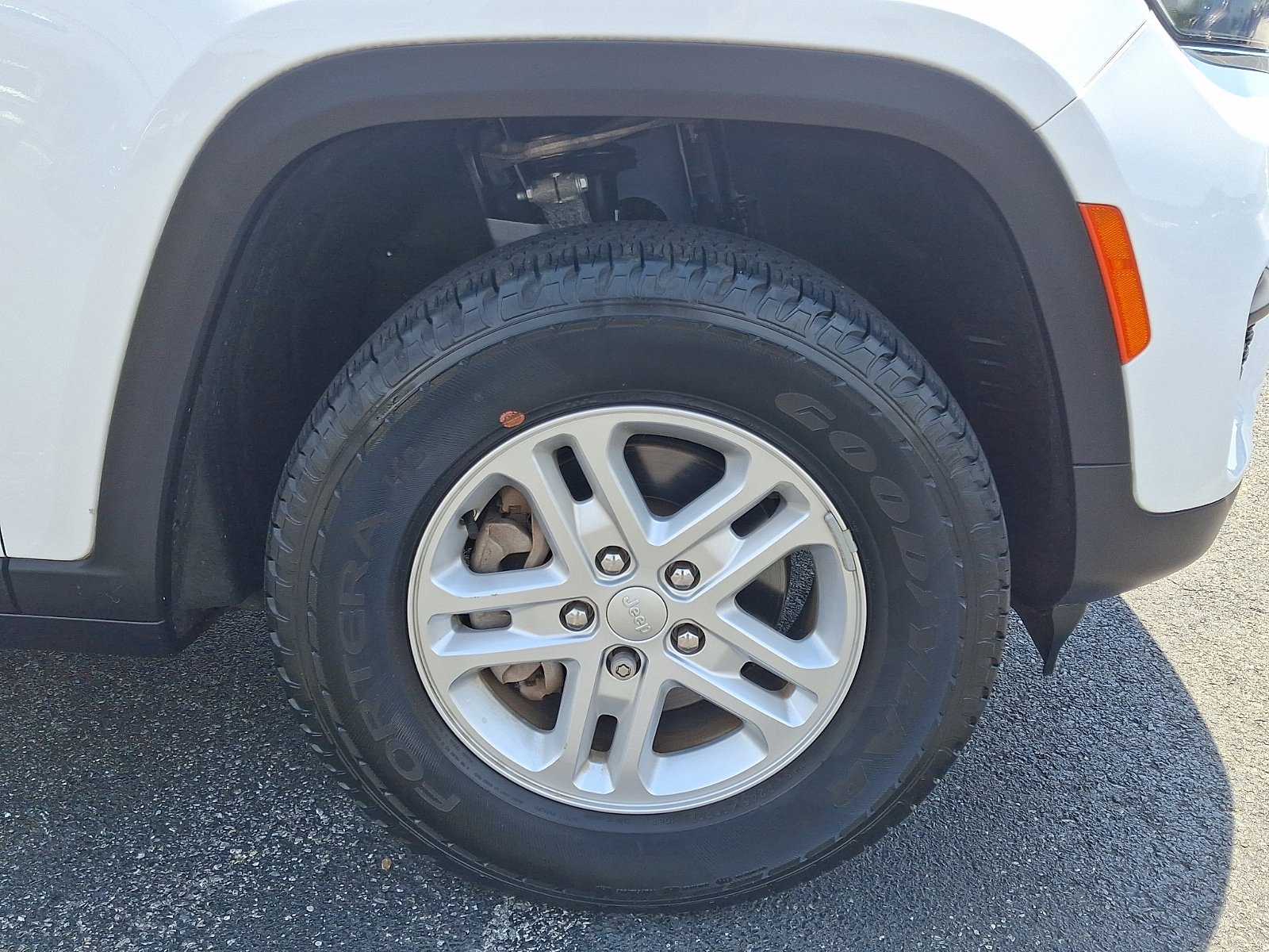 Used 2023 Jeep Grand Cherokee Laredo w/ Trailer Tow Prep Group (B) AWD/4WD image 8