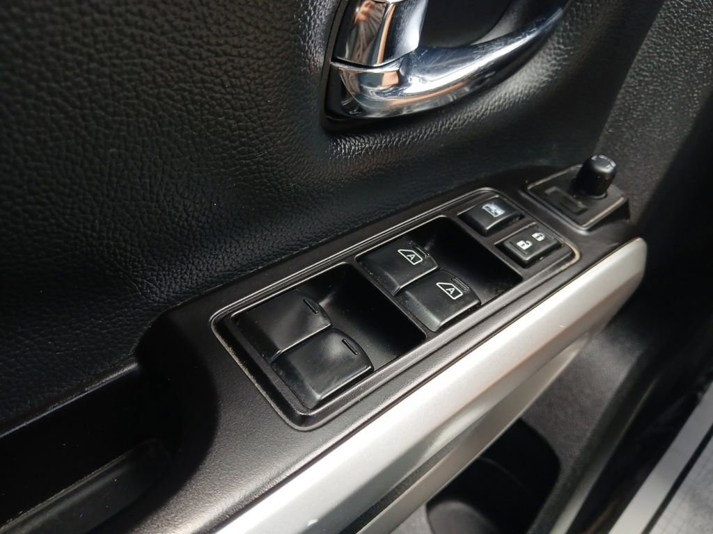 Used 2019 Nissan Titan SV w/ SV Convenience Package AWD/4WD image 21