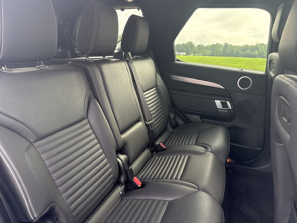 Used 2025 Land Rover Discovery Dynamic SE AWD/4WD image 19