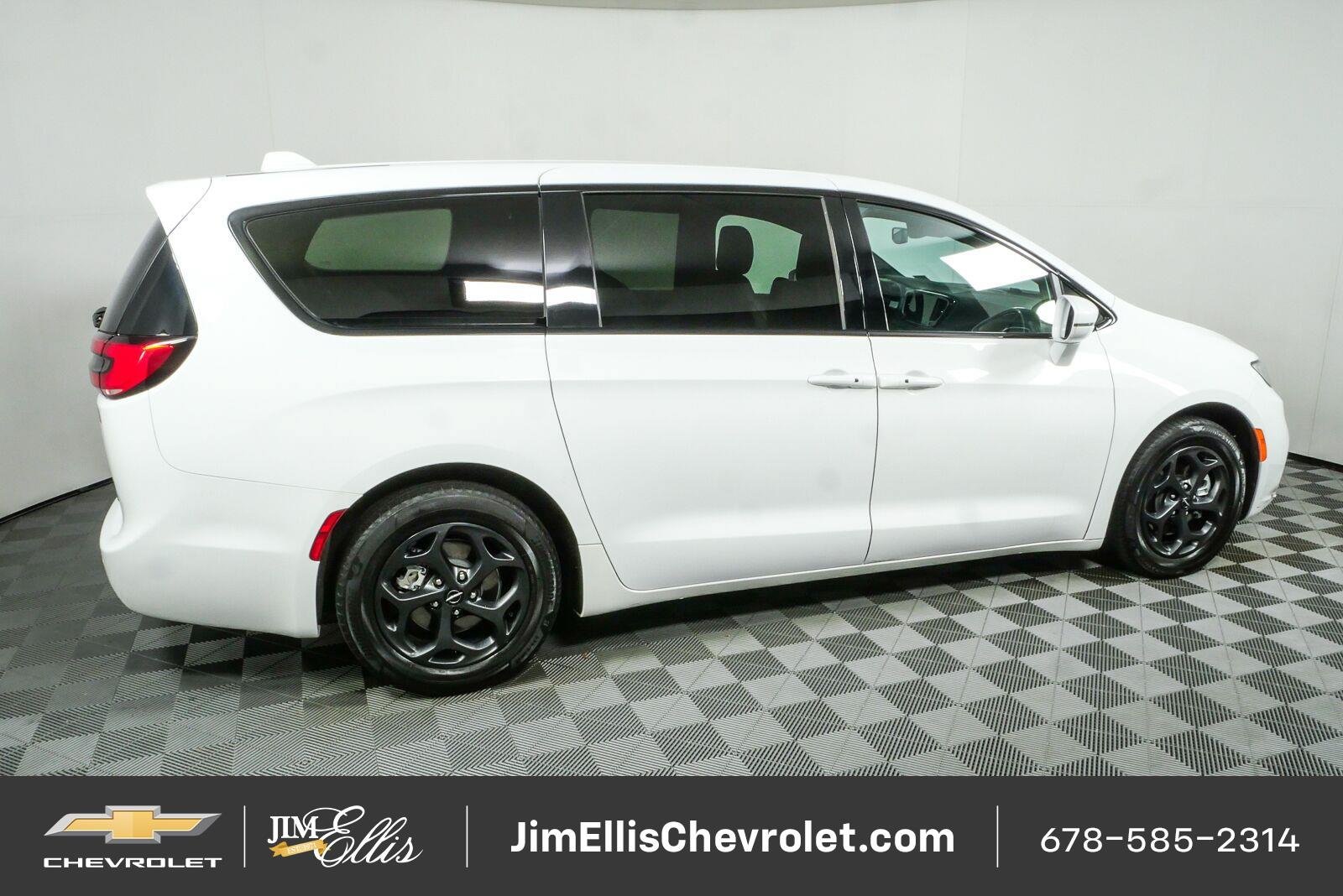 Used 2022 Chrysler Pacifica Touring-L w/ S Appearance Package FWD image 2