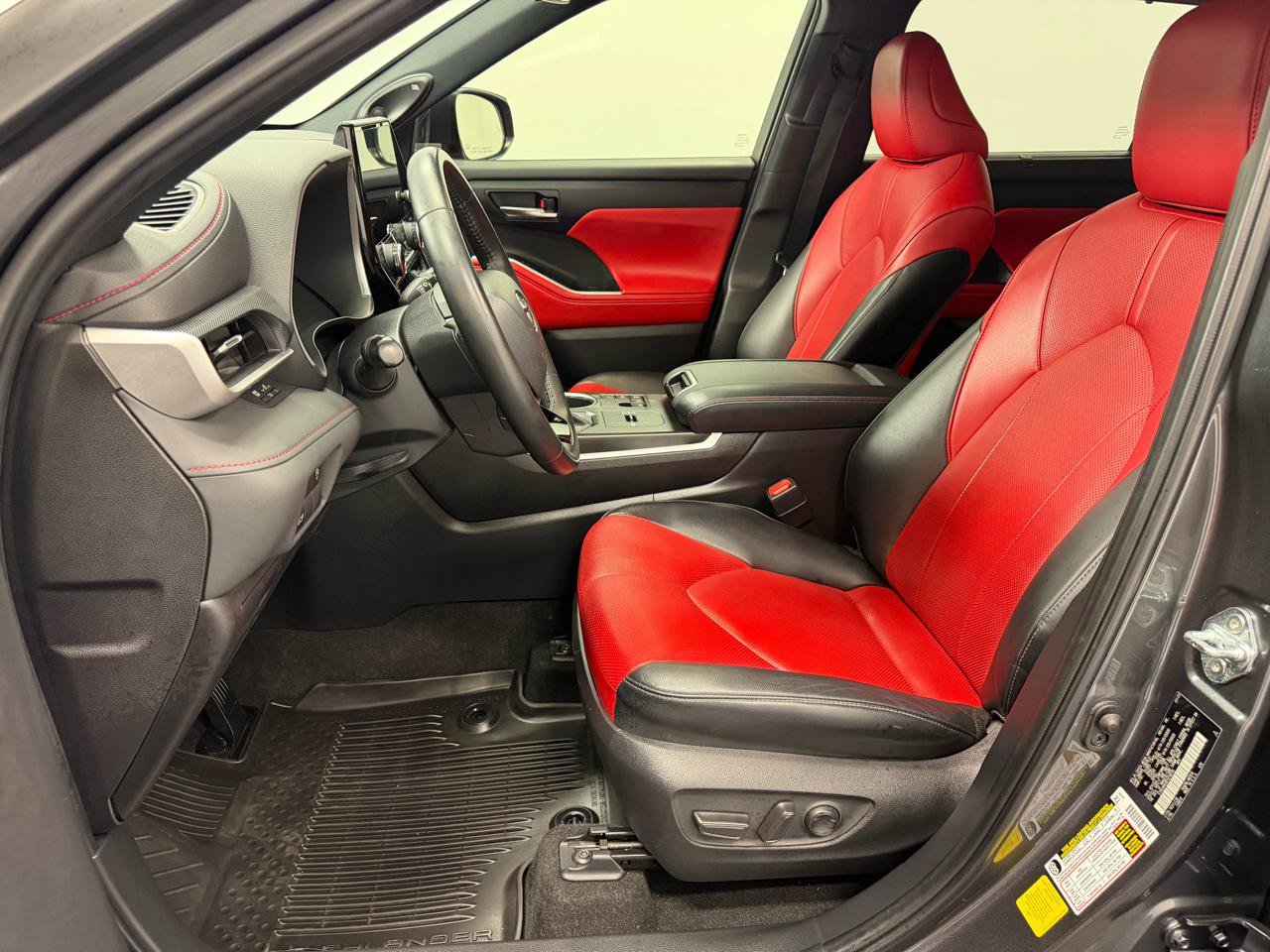 Used 2023 Toyota Highlander XSE FWD image 4