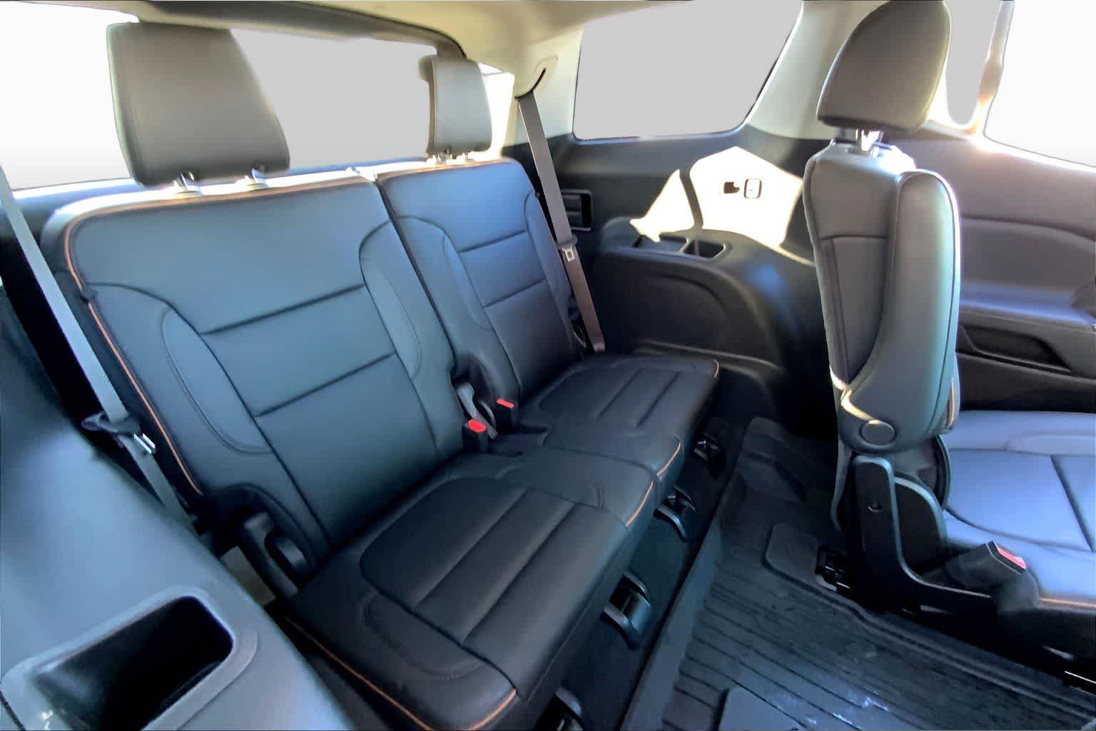 Used 2023 GMC Acadia AT4 w/ Technology Package AWD/4WD image 18