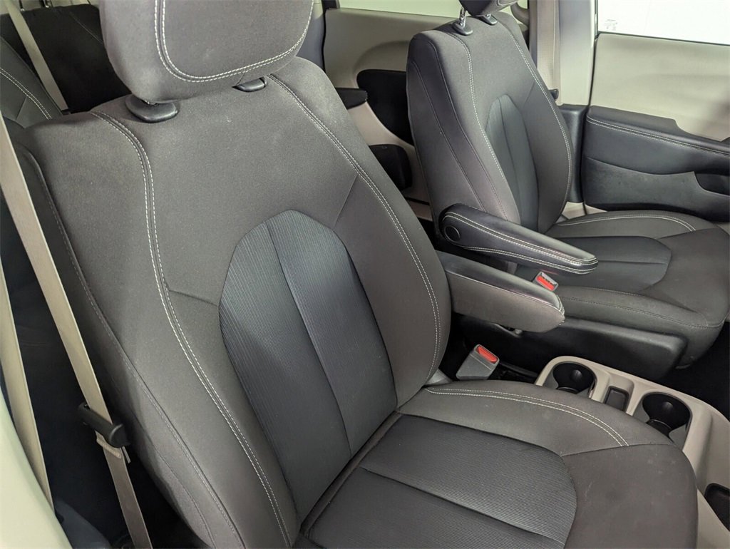 Used 2023 Chrysler Voyager LX image 35