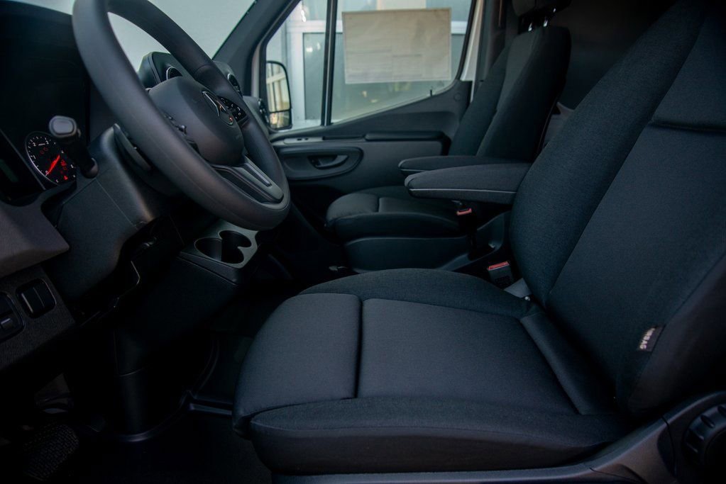 Used 2024 Mercedes-Benz Sprinter 2500 image 33