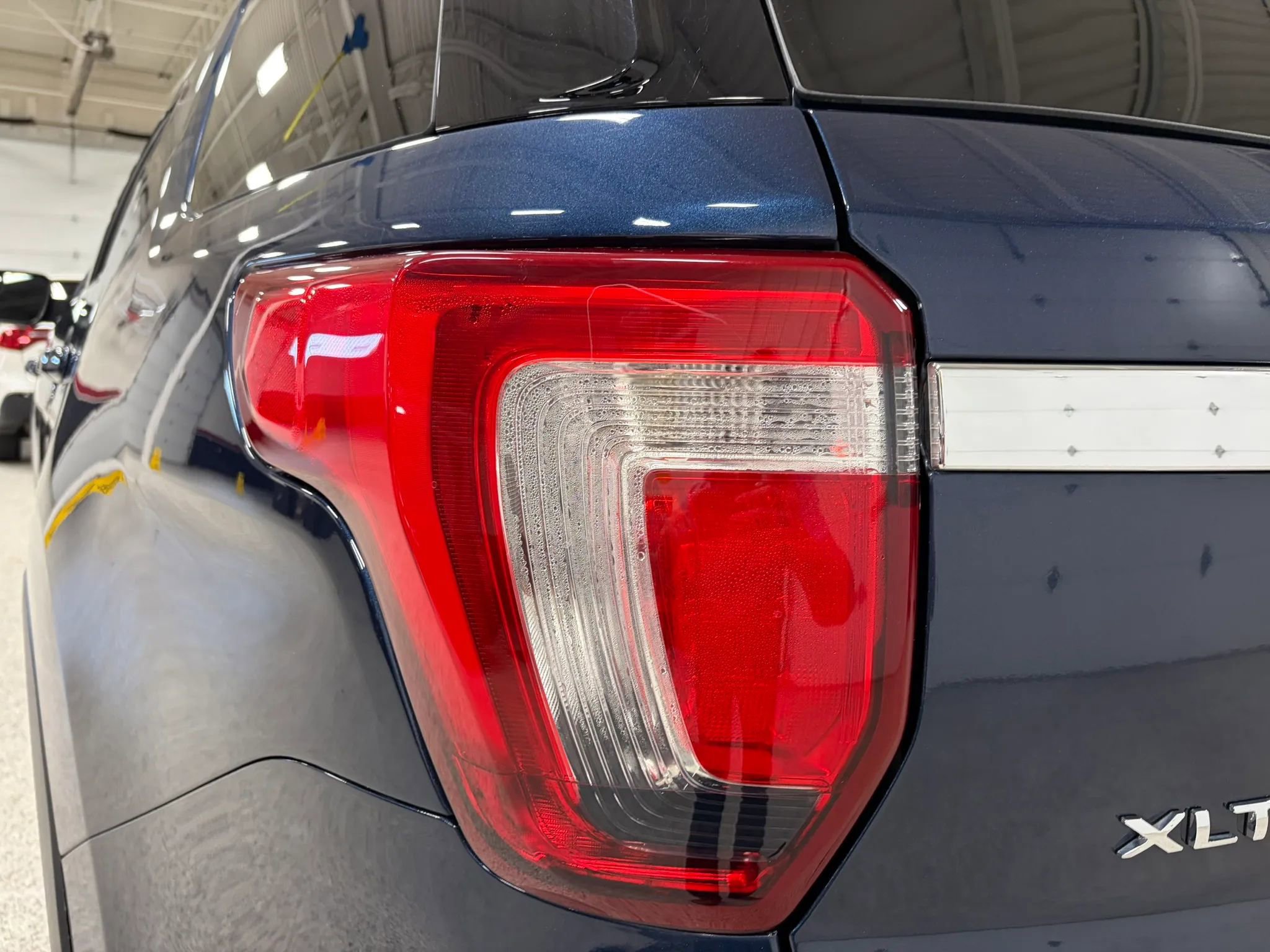Used 2017 Ford Explorer XLT w/ Equipment Group 201A AWD/4WD image 8